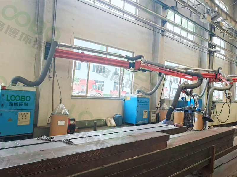 靈活旋轉(zhuǎn)，高效捕集焊接煙塵，萬向吸氣臂讓煙塵無處可逃